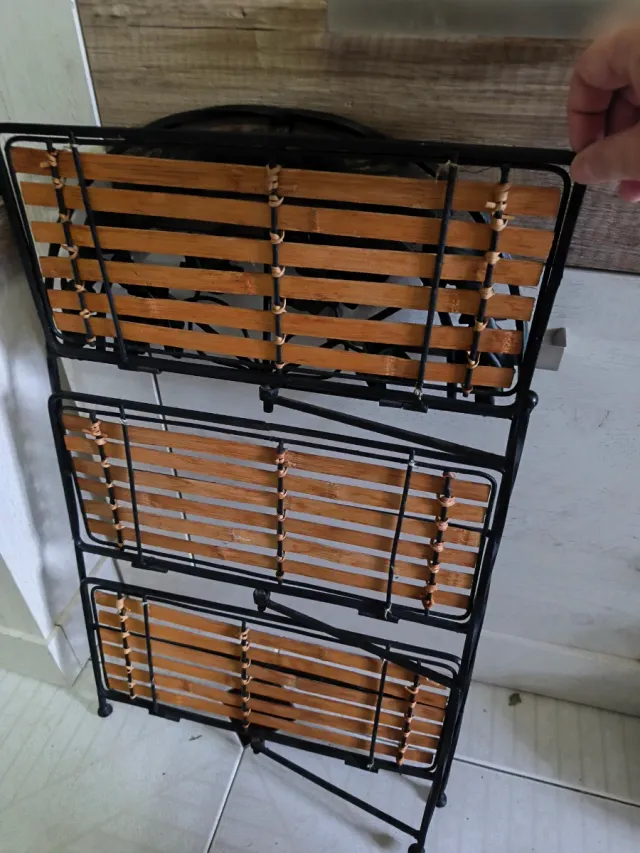 Estantería de forja y bambú.