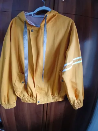 Cazadora amarilla con capucha