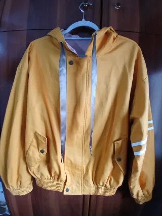 Cazadora amarilla con capucha