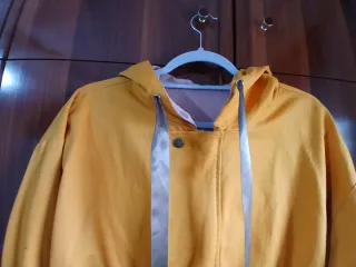 Cazadora amarilla con capucha