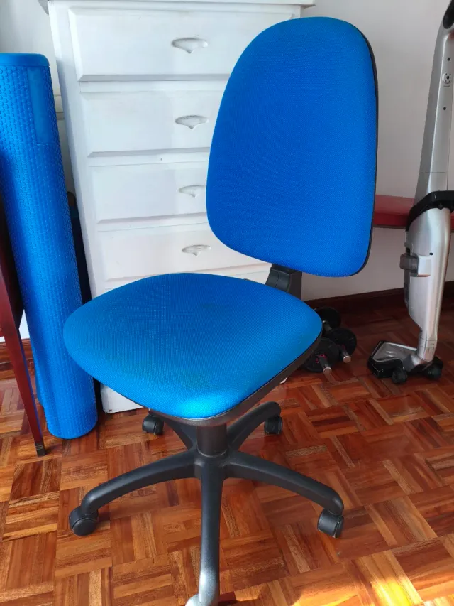 Silla de oficina ergonómica azul