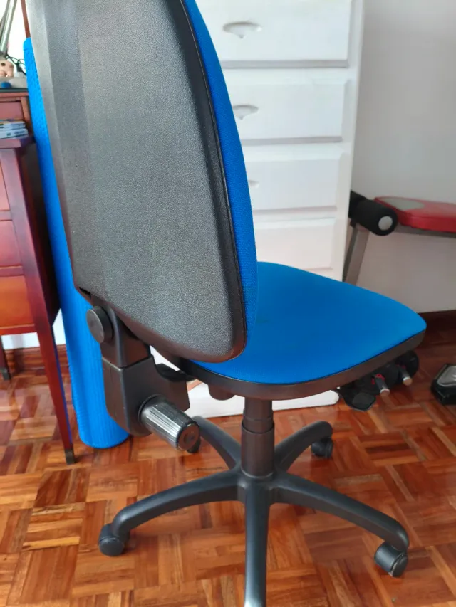 Silla de oficina ergonómica azul