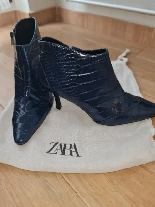 Botines Zara tacón fino efecto piel reptil azul