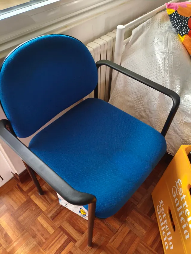 Silla de oficina azul y negra
