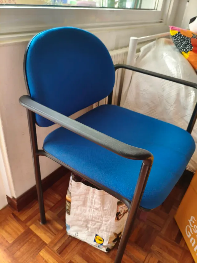 Silla de oficina azul y negra
