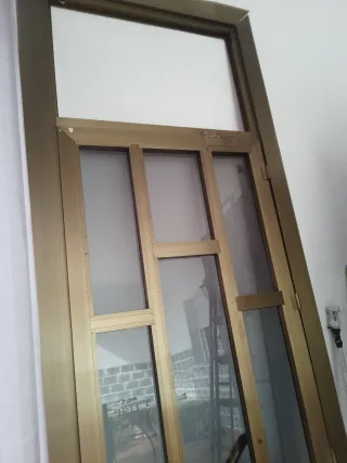 Puerta de entrada de aluminio
273()90()5