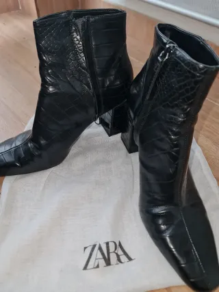 Botines Zara tacón bloque  efecto piel reptil 