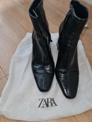 Botines Zara tacón bloque  efecto piel reptil 