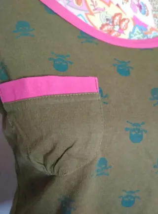 Camiseta verde con ribete rosa