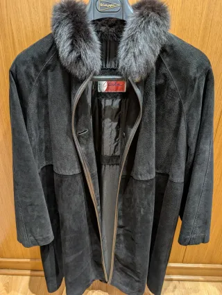 Abrigo de piel negro con cuello de pelo