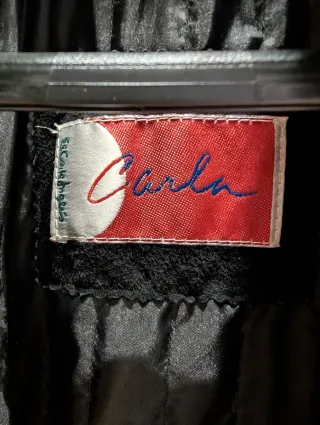 Abrigo de piel negro con cuello de pelo