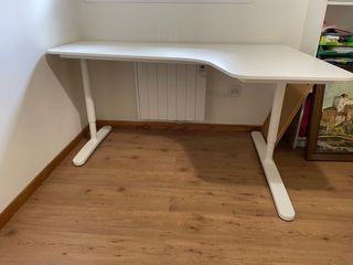 Mesa blanca ajustable