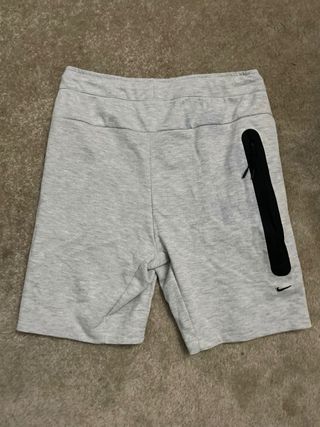 Pantalón corto Nike gris