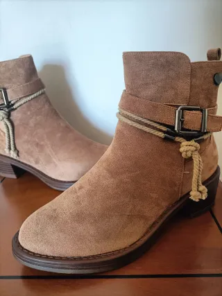 Botines marrones con cordón y hebilla