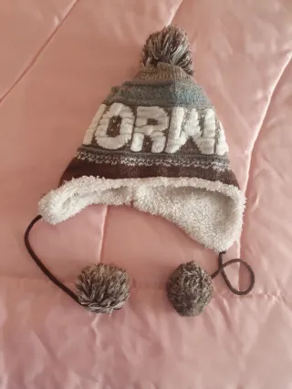 Gorro de lana con pompón y orejeras