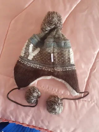 Gorro de lana con pompón y orejeras