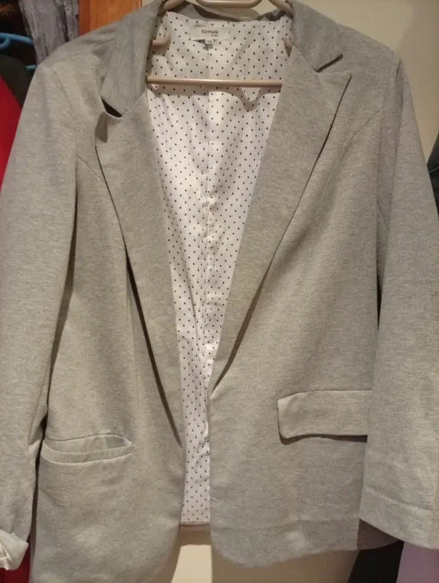 Americana gris con forro de lunares y americana ne