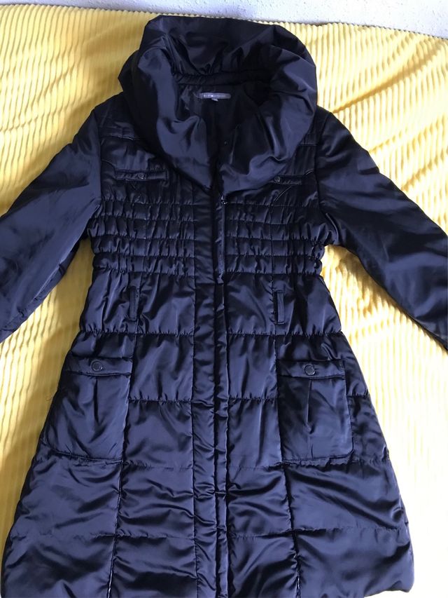 Abrigo negro acolchado mujer