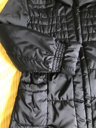 Abrigo negro acolchado mujer