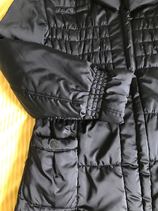 Abrigo negro acolchado mujer