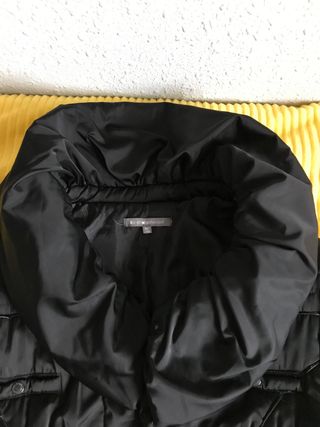 Abrigo negro acolchado mujer