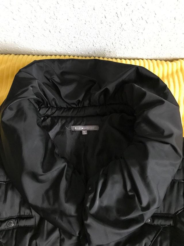 Abrigo negro acolchado mujer