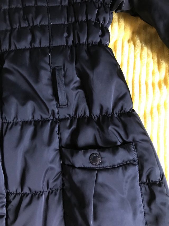 Abrigo negro acolchado mujer