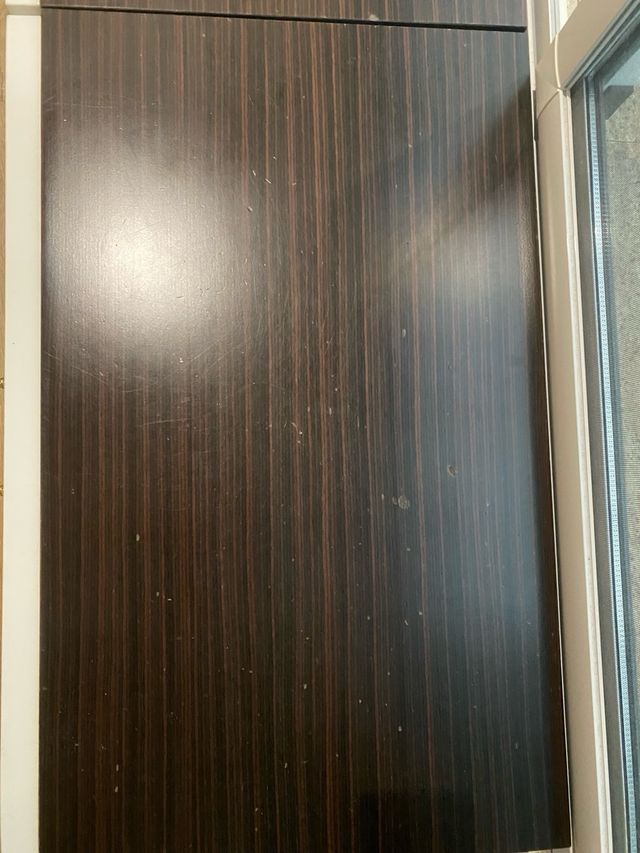 Mesita de noche blanca y madera