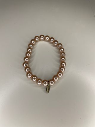 Pulsera de perlas doradas y rosas