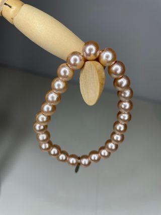 Pulsera de perlas doradas y rosas