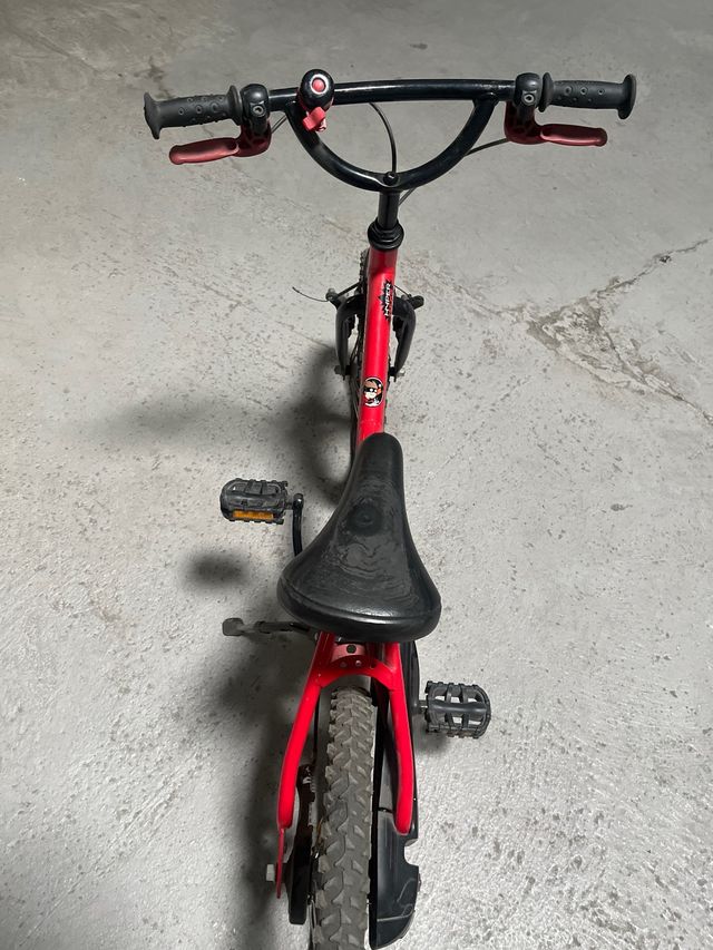Bicicleta infantil roja
