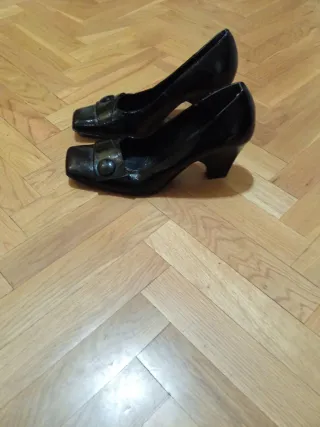 Zapatos de tacón negros charol