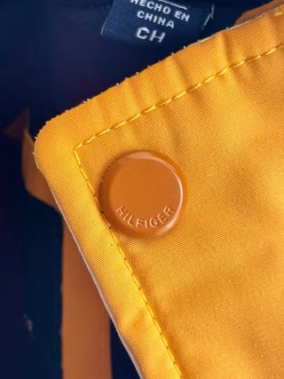 Abrigo Tommy Hilfiger impermeable amarillo otoño