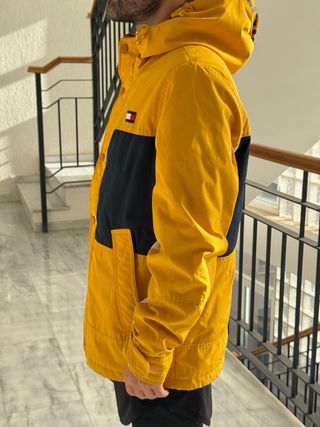 Abrigo Tommy Hilfiger impermeable amarillo otoño