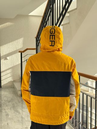 Abrigo Tommy Hilfiger impermeable amarillo otoño