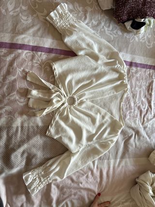 Camisa blanca con anilla y lazada