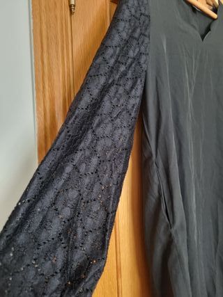 Vestido negro manga calada