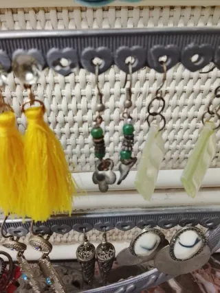 Set di 200 orecchini con gioielli