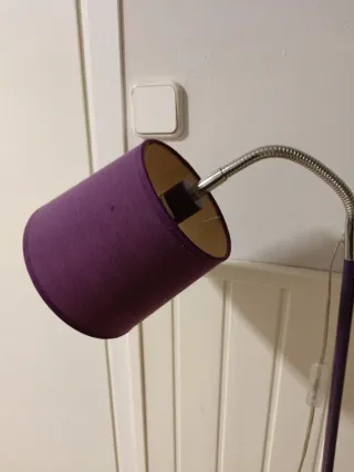 Lámpara de pie morada