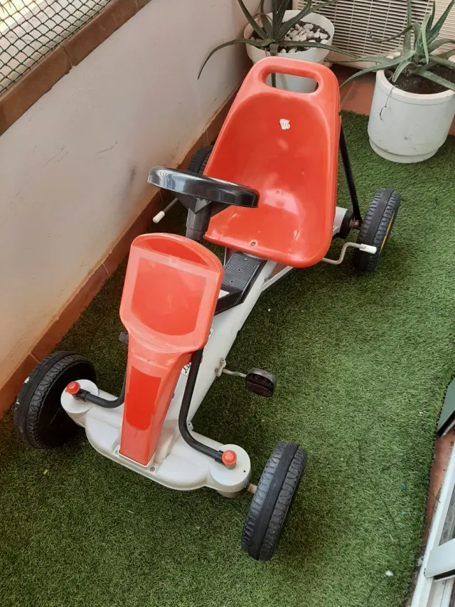 Cochecito a pedales rojo