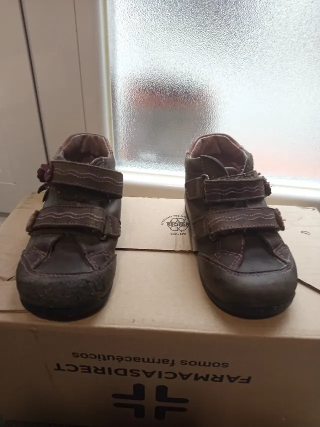 Botas grises y morado