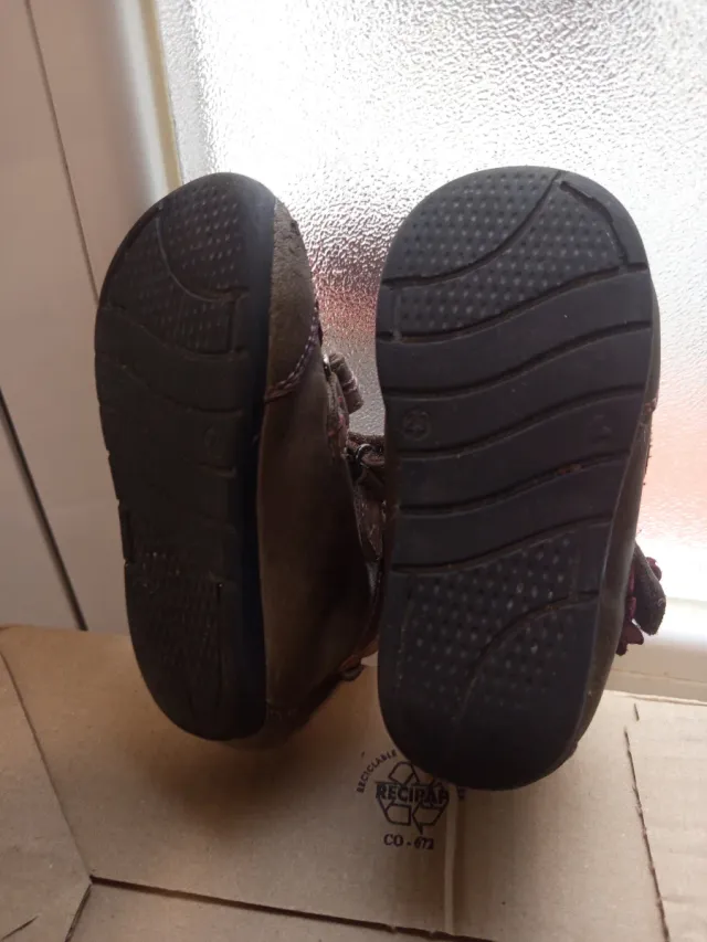 Botas grises y morado