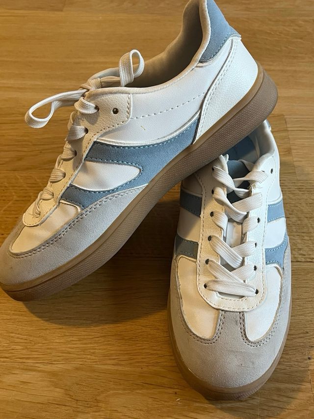 Zapatillas deportivas blancas y azules