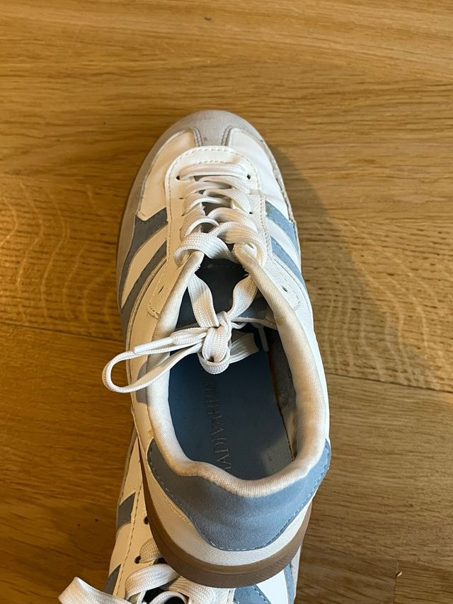 Zapatillas deportivas blancas y azules