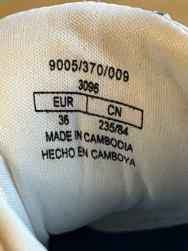 Zapatillas deportivas blancas y azules