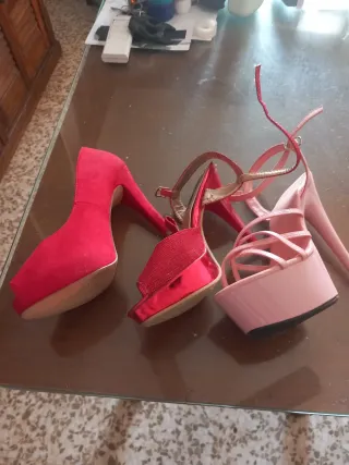 Zapatos de tacón rojos y rosas talla 38