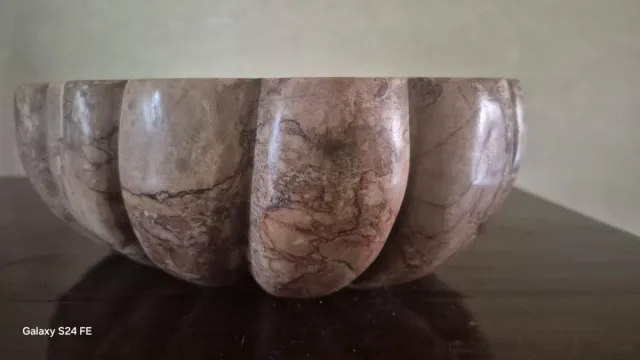 Acquasantiera in marmo a forma di conchiglia