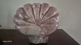 Acquasantiera in marmo a forma di conchiglia