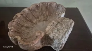 Acquasantiera in marmo a forma di conchiglia