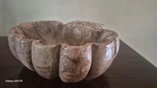 Acquasantiera in marmo a forma di conchiglia